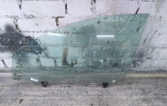 KIA Sportage Front door window glass four-door