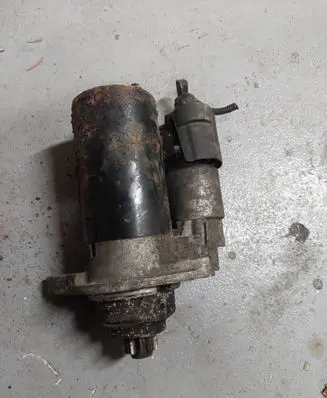 Volkswagen Golf V Starter motor 1005831311