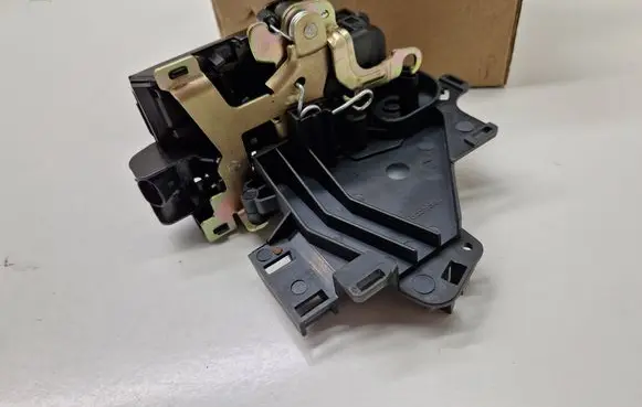 Volkswagen Polo IV 9N3 Rear door lock 3B4839016AJ