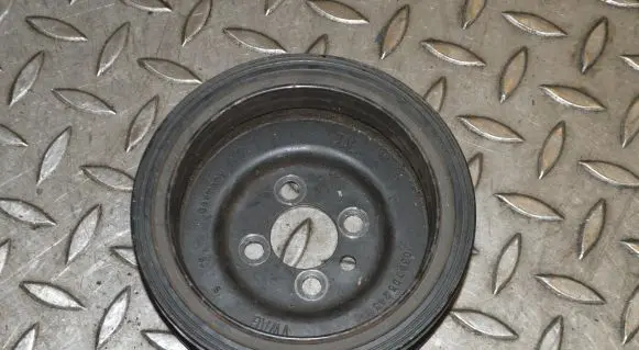 Volkswagen Golf VII Crankshaft pulley 03G105243