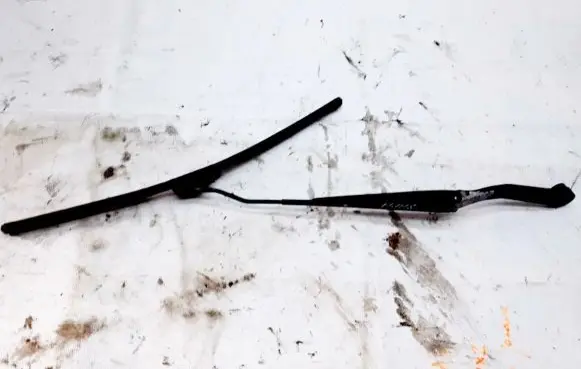 Subaru Forester SF Front wiper blade arm