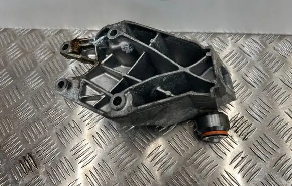 Engine mounting bracket