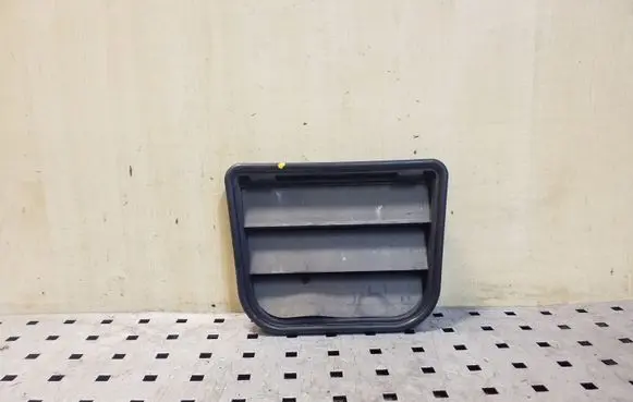 Quarter panel pressure vent