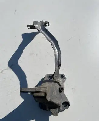 BMW 5 E60 E61 Engine mounting bracket 6781916 13807410