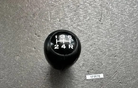 Nissan Patrol Y60 Gear lever shifter trim leather/knob 3286515L00