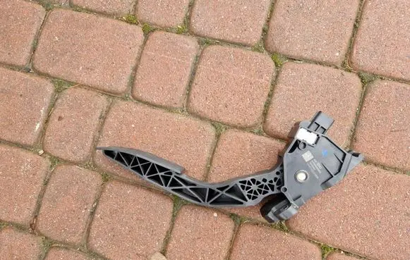 Opel Insignia B Accelerator throttle pedal 84478060