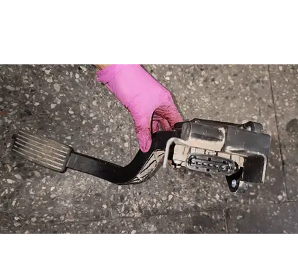 Accelerator throttle pedal