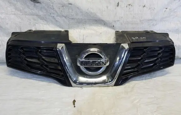 Nissan Qashqai Front bumper upper radiator grill