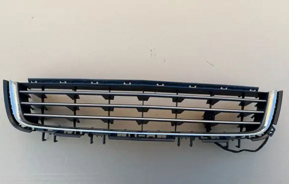 Opel Astra H Front bumper upper radiator grill 13238553
