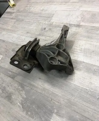 Nissan Qashqai Engine mount bracket G93K GAS10