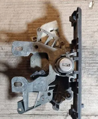 Volkswagen PASSAT B5 Loading door lock 