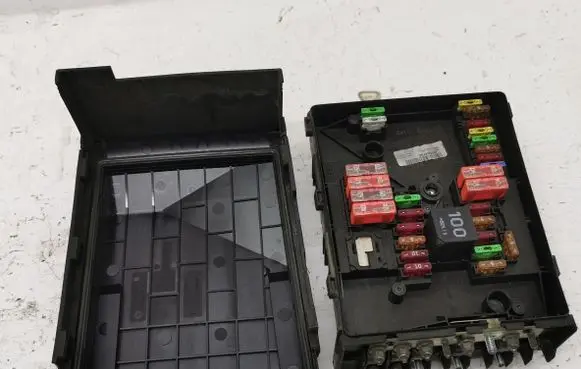 Skoda Octavia Mk2 (1Z) Relay mounting block 