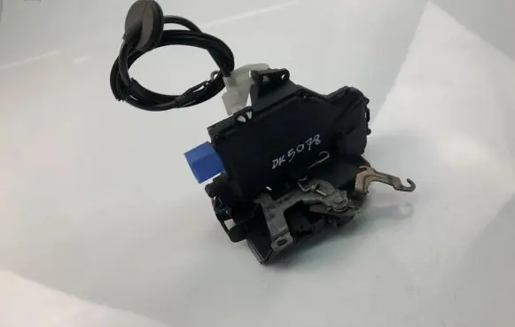 Volkswagen Touareg I Coupe door lock (next to the handle) 7L0839015