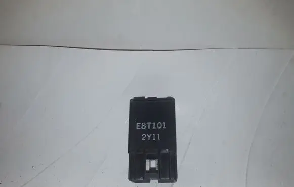 Mitsubishi Pajero Sport I Fuel pump relay E8T101
