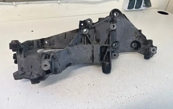 Opel Vivaro Generator/alternator bracket 8200457446