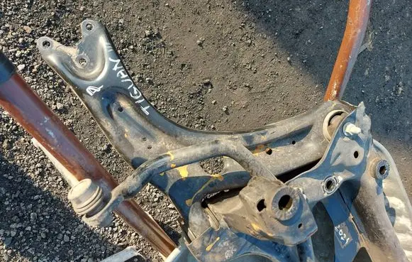 Volkswagen Tiguan Front control arm 571