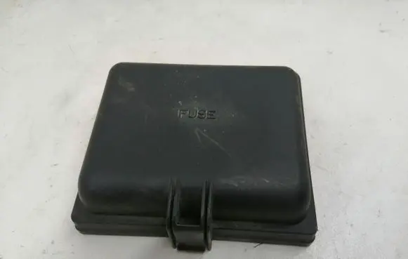 Lexus RX 330 - 350 - 400H Fuse box cover