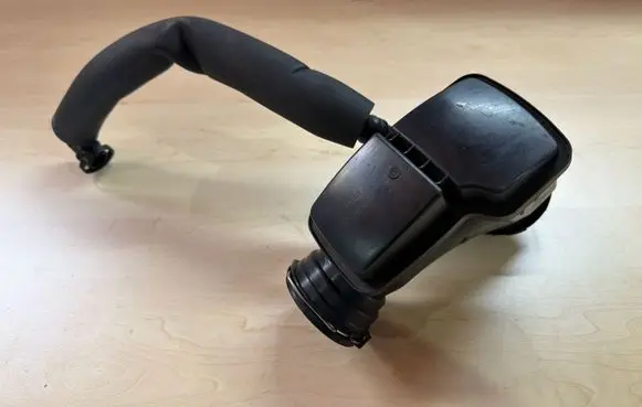 BMW 5 F10 F11 Intake resonator 70604567