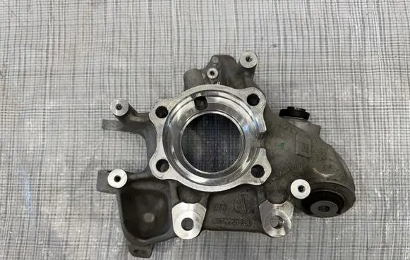 BMW X5 G05 Rear wheel hub spindle/knuckle 687665303L