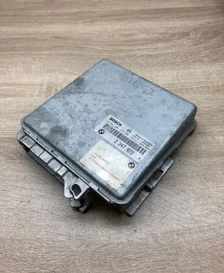 BMW 5 E39 Engine control unit/module ECU 2247072 0281001373