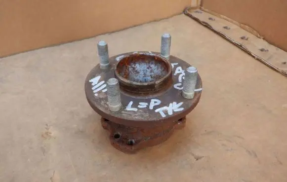 Rear wheel hub spindle/knuckle