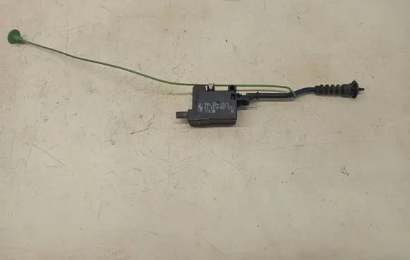 BMW 1 E81 E87 Fuel tank cap lock motor 6987633
