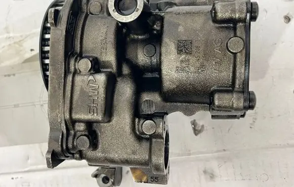 Volkswagen PASSAT B8 Oil pump 04L145208T