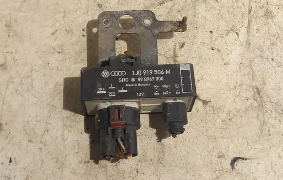 Volkswagen Polo IV 9N3 Coolant fan relay 1J0919506M