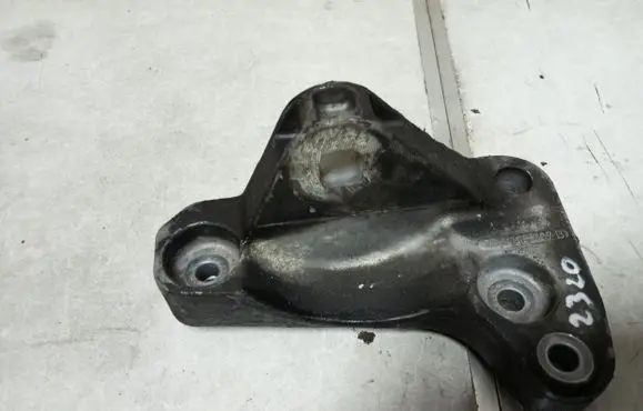 Volkswagen Transporter - Caravelle T5 Engine mounting bracket 7H0199207B