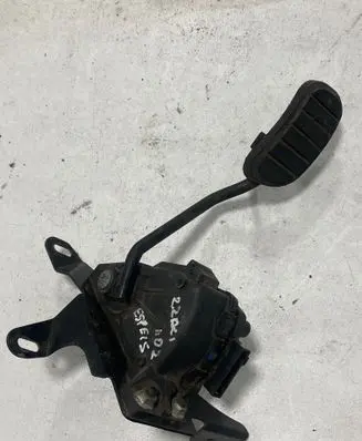 Accelerator throttle pedal