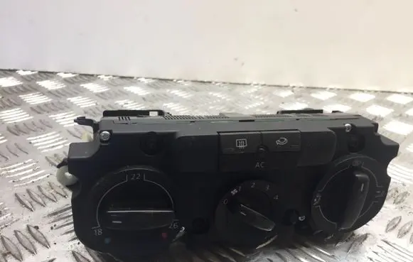 Volkswagen PASSAT B6 Climate control unit 3C2820045A 8260