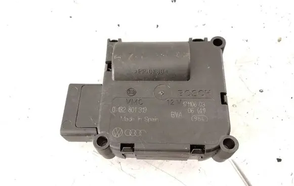 Volkswagen Touareg I Air flap motor/actuator 0132801319