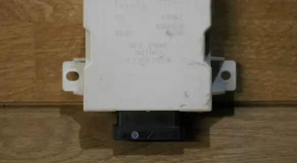 Toyota Avensis T250 Window wiper relay 8594005040