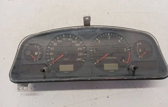 Toyota Avensis T220 Speedometer (instrument cluster) 88458014