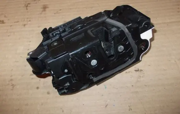 Audi A1 Front door lock 5N1837016C