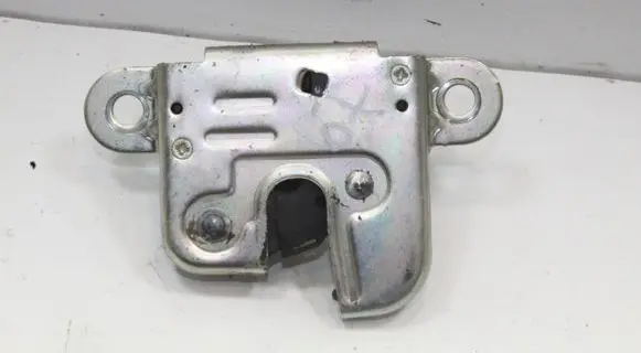Volkswagen Scirocco Tailgate/trunk/boot lock/catch/latch 83050655