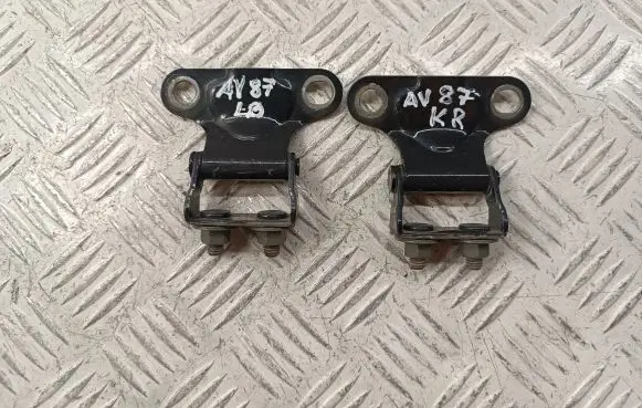 Toyota Avensis T250 Tailgate/trunk/boot hinge 6881005020