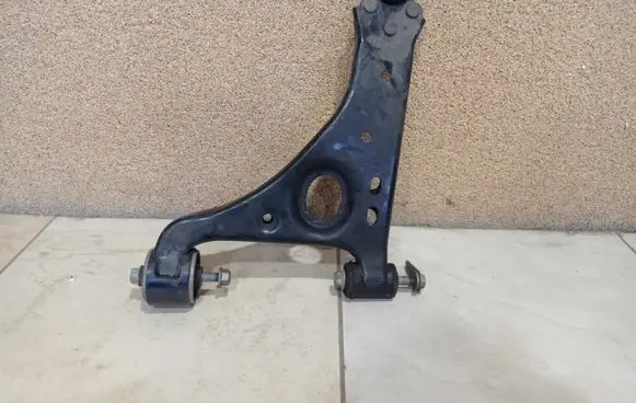 Buick Encore I Front lower control arm/wishbone 95328052