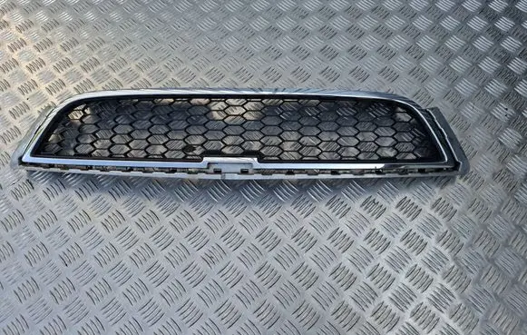 Chevrolet Captiva Front bumper upper radiator grill 96945170