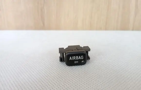 Passenger airbag on/off switch