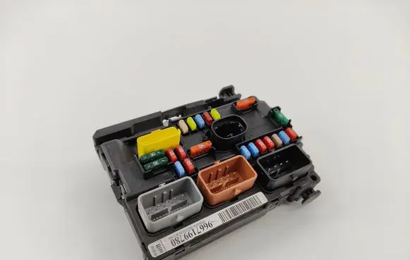 Citroen C3 Fuse module 9667199780