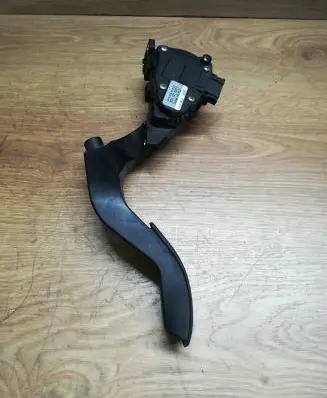 Accelerator throttle pedal