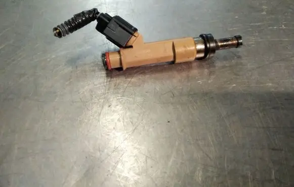 Toyota Prius (XW30) Fuel injector 2325037010