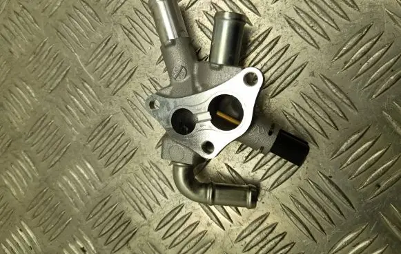 Lexus ES VII XZ10 Engine coolant pipe/hose 052