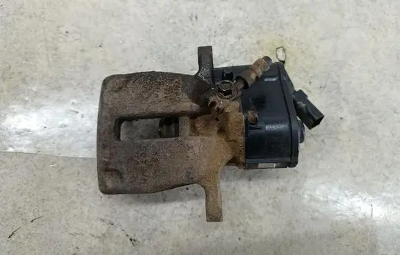 Volkswagen PASSAT B7 Rear brake caliper 