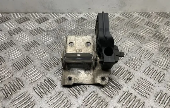 BMW 5 F10 F11 Radiator mount bracket 7186514