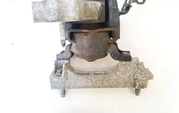 Toyota RAV 4 (XA30) Engine mount bracket