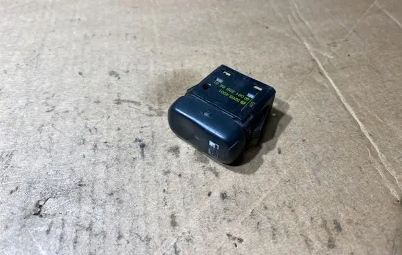 Mercedes-Benz Vito Viano W638 Fuel tank opening switch 0018208601