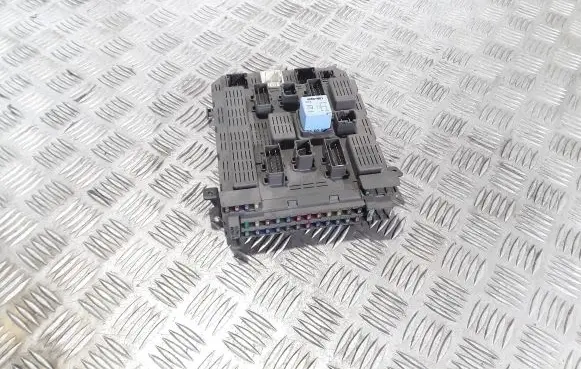 Peugeot 607 Fuse module 9641958680