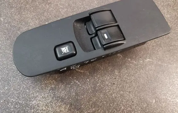Mitsubishi Colt Electric window control switch MR587959